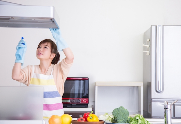 一人でできる換気扇の油汚れを落とす掃除手順！注意点や汚れの防止策も